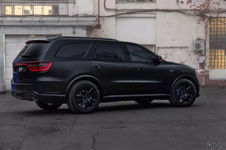 Dodge Durango SRT. Часть 3. Оклейка кузова в матовый прозрачный полиуретан Suntek и изготовление матовых хромированных полос. Окрас дисков и суппортов!